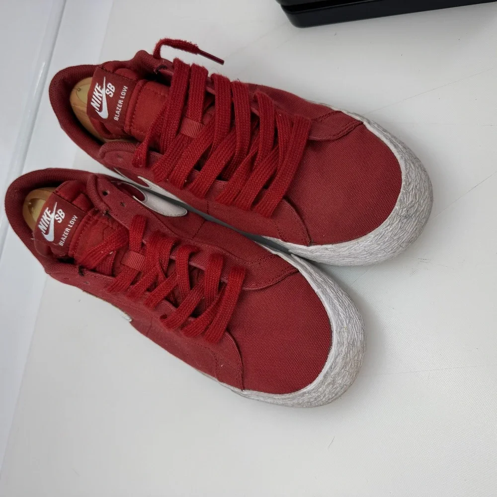 Nike SB Blazer Zoom Low Men 10.5 Red Canvas Skate Shoes 889053-619 Sneakers